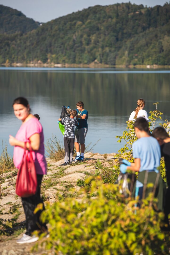 sprzątanie nad jeziorem