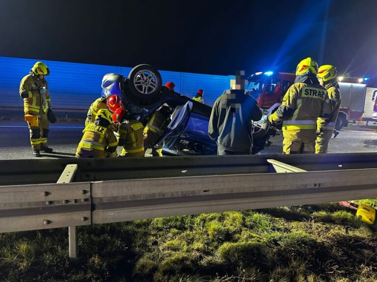 Z ostatniej chwili: karambol na autostradzie, jeden samochód dachował