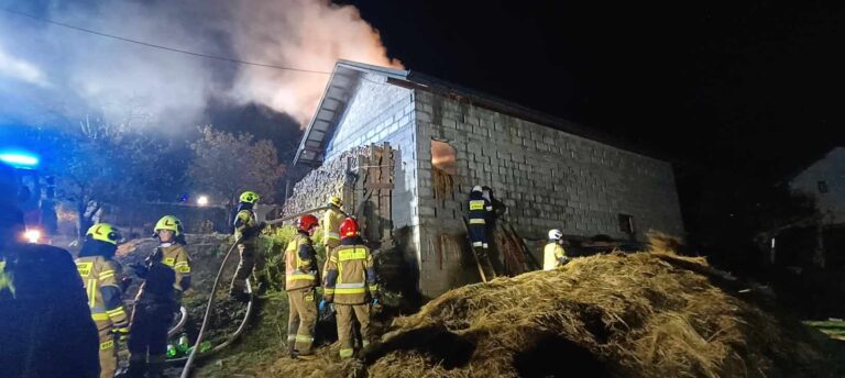Pożar stodoły w Wielopolu. Strażacy walczyli z ogniem do zmroku [ZDJĘCIA]