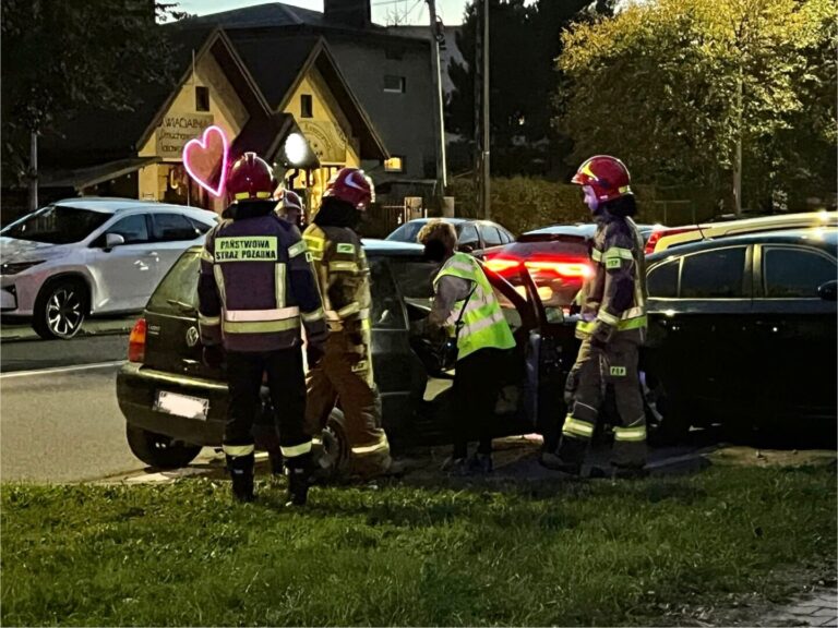 Nowy Sącz. Na ul. Lwowskiej kobieta wjechała w zaparkowane pojazdy