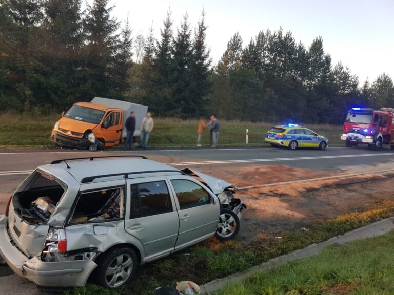 Renault w rowie, bora roztrzaskana. Zdarzenie na DK28
