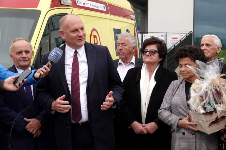 Nowa karetka w podstacji Pogotowia w Łącku