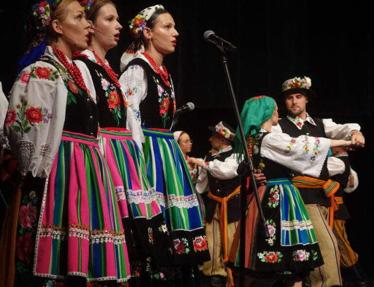 30 lat ,,Piątkowioków”, którzy ,,barwią” region pieśnią i tańcem