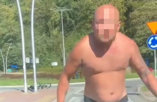 Półnagi chodził po drodze i chciał zabić kierowcę [FILM]