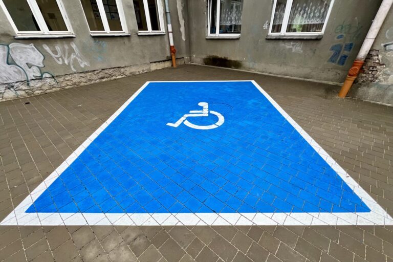 Nowy plac, nowe możliwości – takiego parkingu jeszcze nie było [ZDJĘCIA]