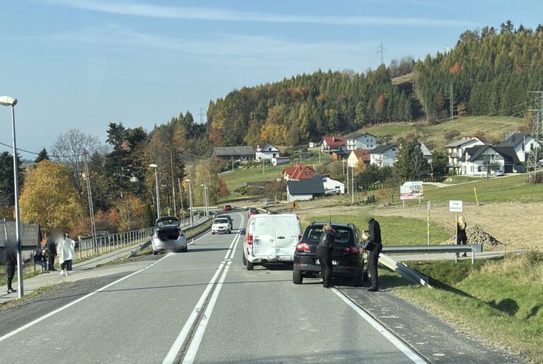 Zderzenie czterech samochodów na DK28. Trwają działania