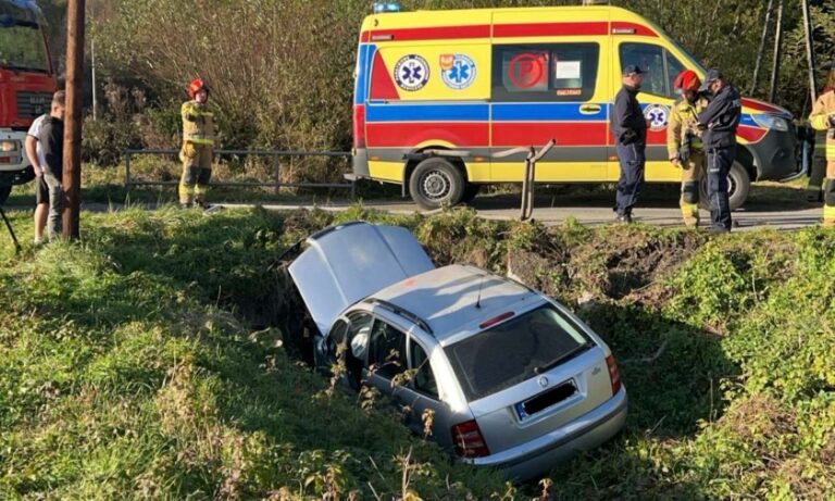 Skoda wylądowała w rowie. Trwa akcja służb