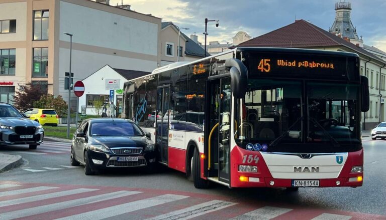 Autobus MPK zderzył się z osobówką. Utrudnienia na alejach[AKTUALIZACJA]