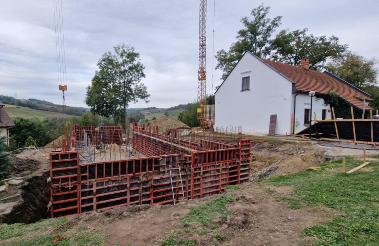 Korzenna. Prace przy budowie dworskiej stodoły postępują