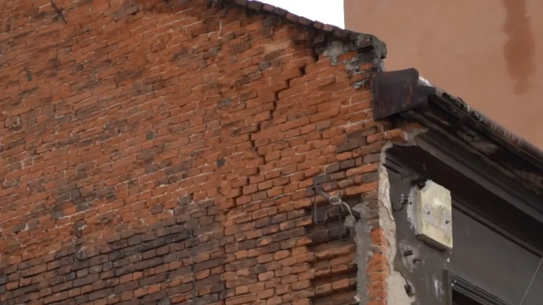 Nowy Sącz. Budynek stwarza zagrożenia, a do akcji wkracza Nadzór Budowlany [FILM]