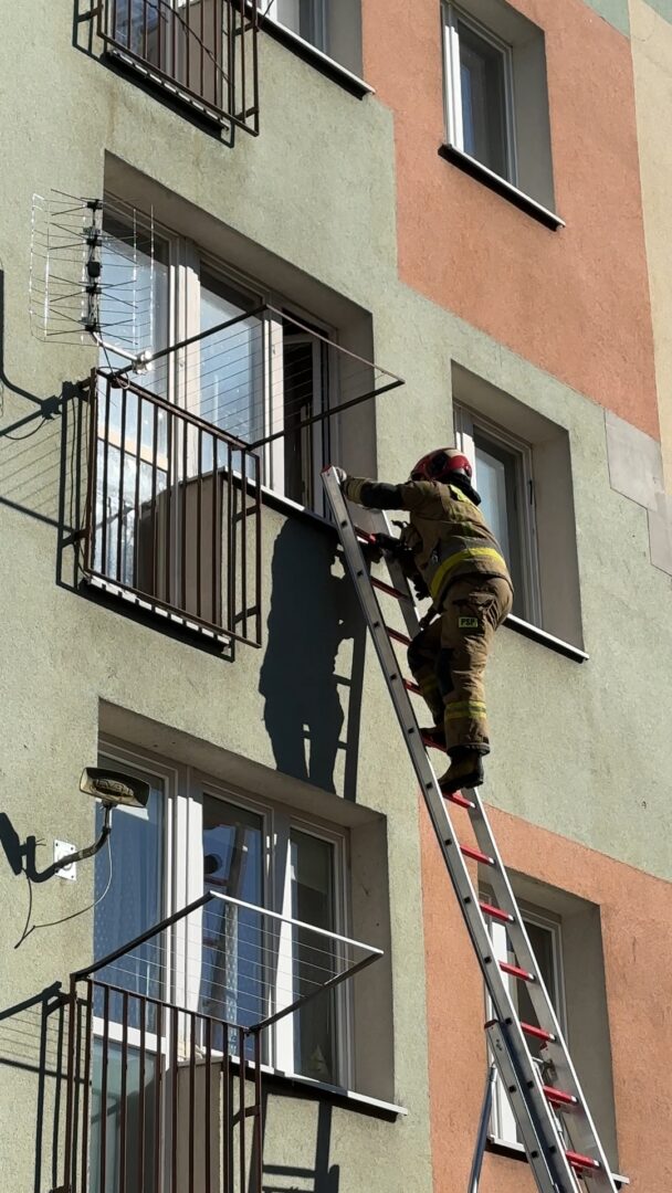 Strażacy weszli przez okno, bo nie dawał znaku życia.