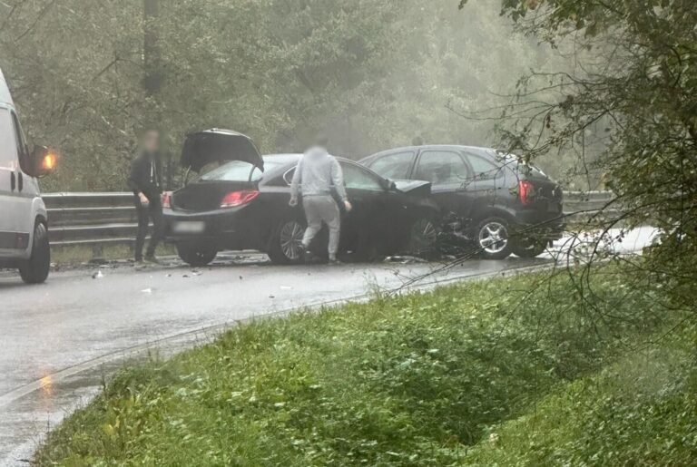 Czołowe zderzenie dwóch samochodów. Droga powiatowa zablokowana 