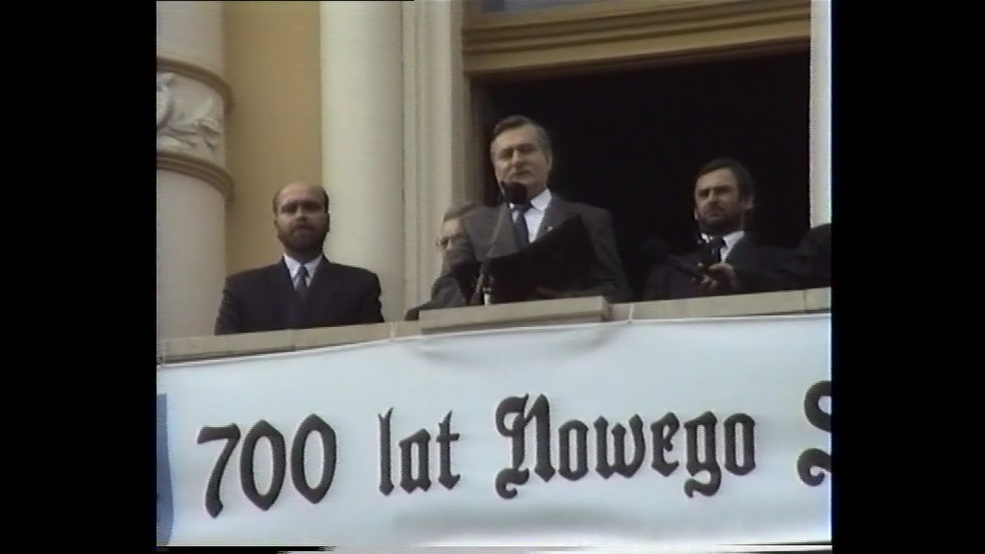 Sądecka Kronika Filmowa odc. 9 Prezydent Lech Wałęsa przemawiający na sądeckim rynku