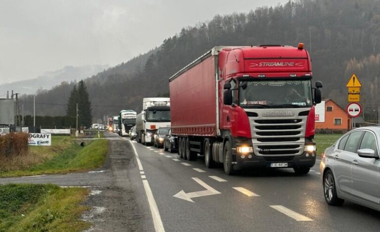 Armagedon drogowy. Pracownicy z godzinnym opóźnieniem. Korki od Jeziora po Nowy Sącz