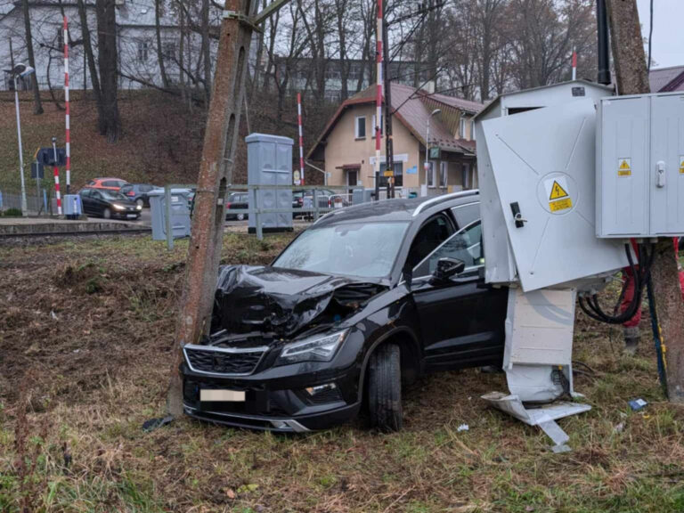 Bobowa: straciła panowanie nad pojazdem i uderzyła w słup trakcyjny