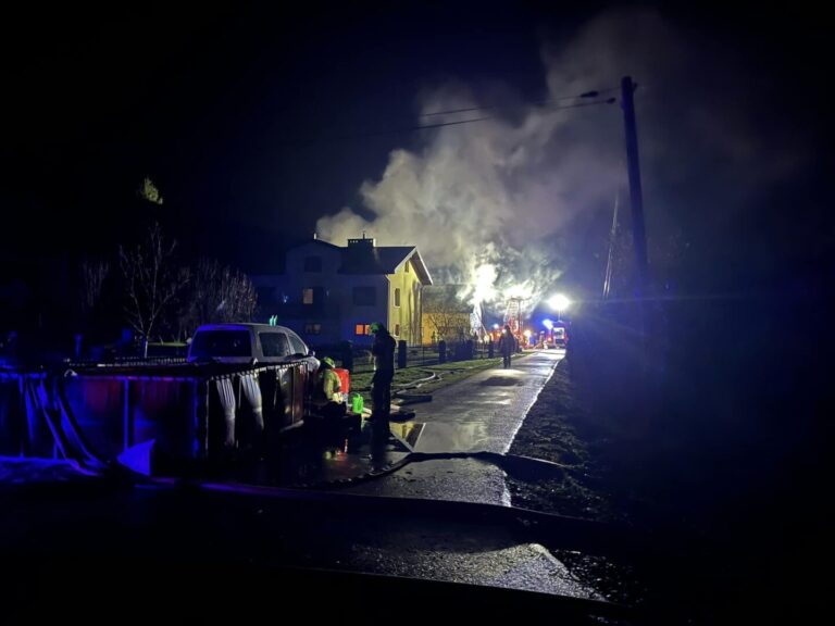 Płonął zakład stolarski w Ropicy Górnej. Trwa dogaszanie obiektu