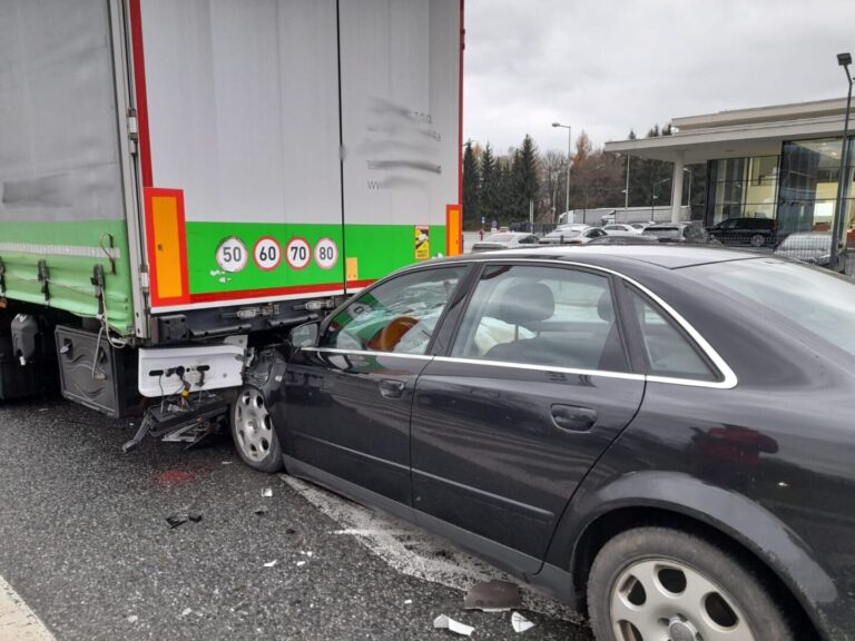 Audi pod naczepą ciężarówki i służby w akcji [ZDJĘCIA]