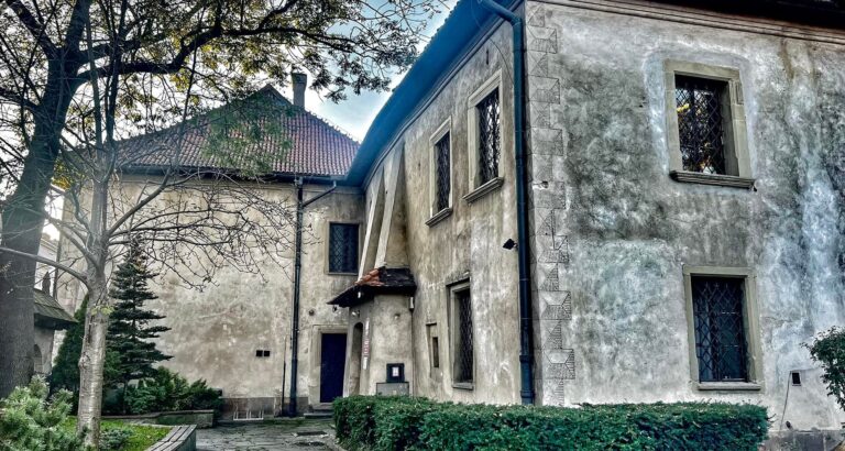 Urzędnicy rozgoszczą się w zabytkowym Domu Gotyckim [FOTO]