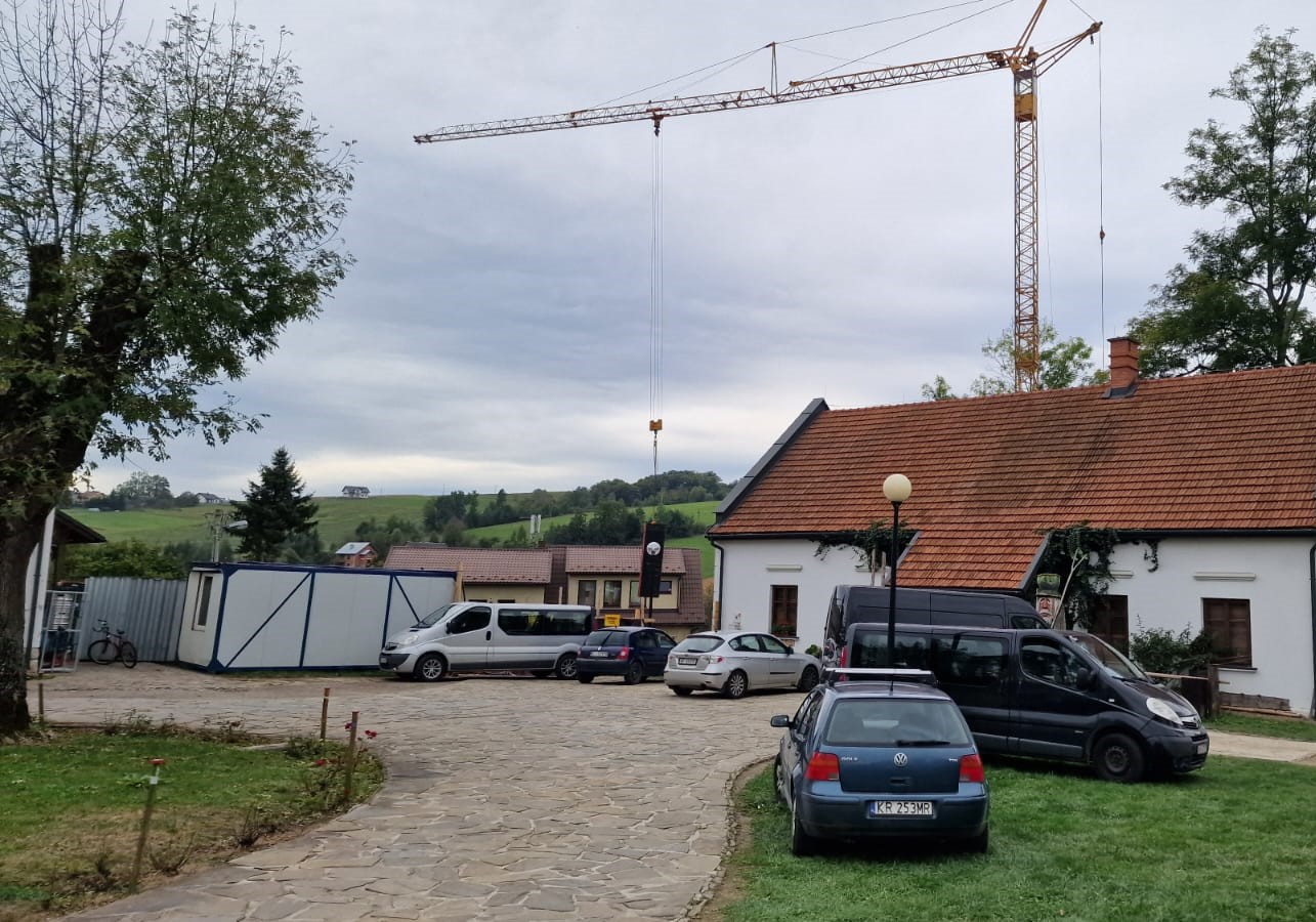Korzenna dwór, stodoła, stajnia