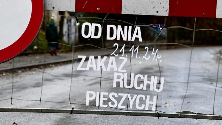 Mieszkańcy narzekali na błoto, a teraz dostali zakaz wstępu
