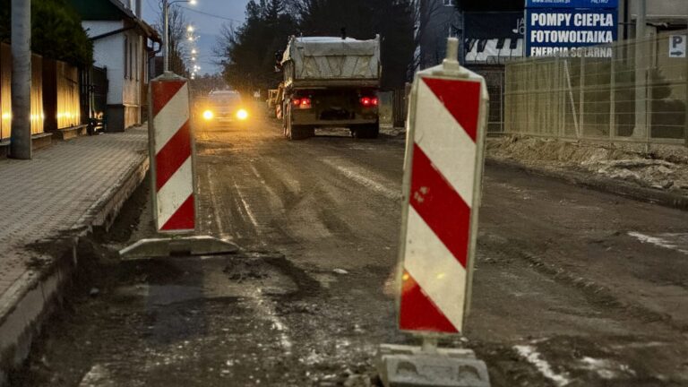 Drogowcy zerwali asfalt, ale kierowcom to nie przeszkadza