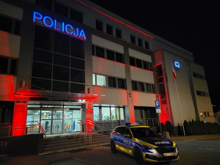Budynki rozświetliły się na czerwono: razem przeciw krzywdzeniu dzieci
