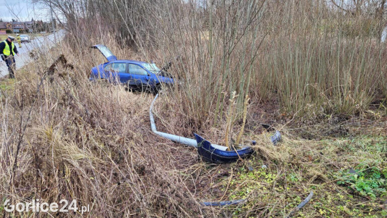 Skasował przydrożną lampę i zakończył podróż w rowie. Potem uciekł z miejsca zdarzenia. Trwa akcja służb.