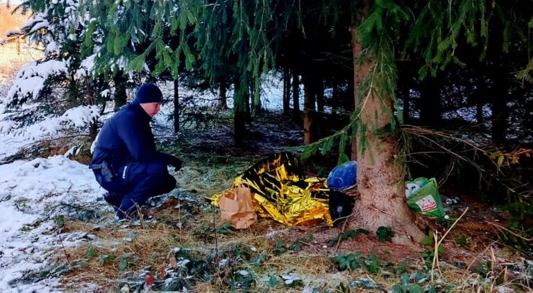 28-latek spędził noc w lesie. Uratowali go policjanci