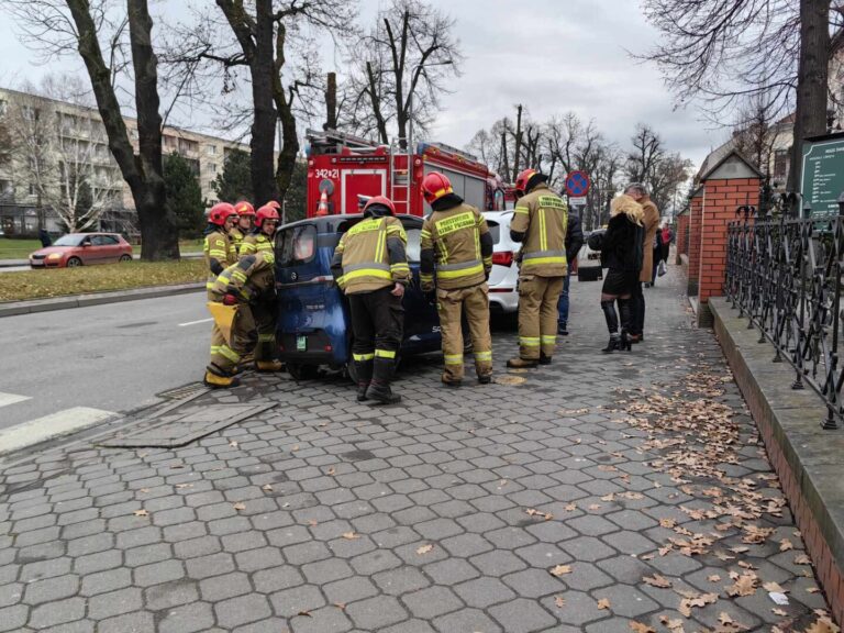 Batorego: dostał ataku padaczki i uderzył w zaparkowany samochód