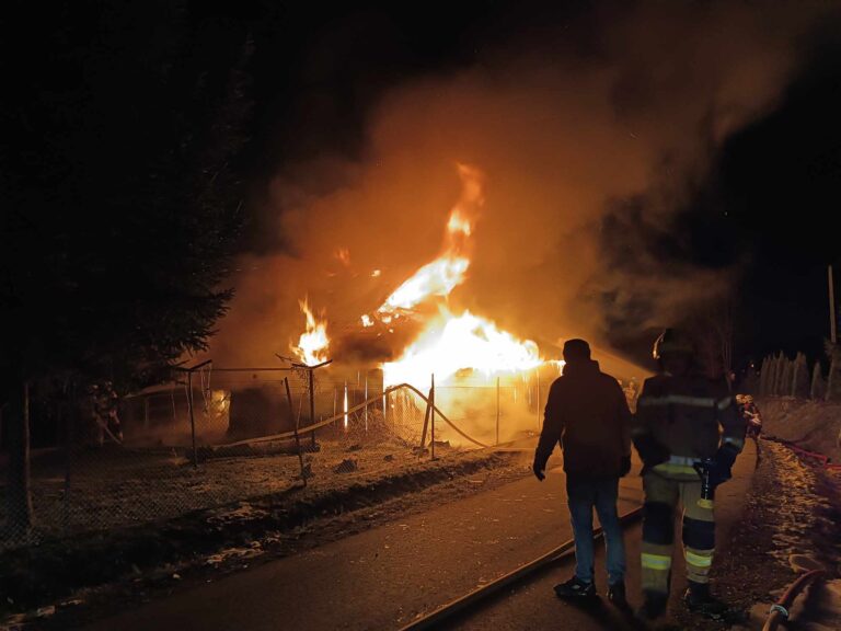 Ogień trawi budynek gospodarczy. Na miejscu liczne jednostki [AKTUALIZACJA]