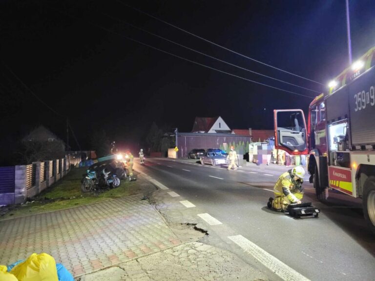 Podrzecze: samochód wypadł z drogi, poszkodowaną ciężarna kobieta
