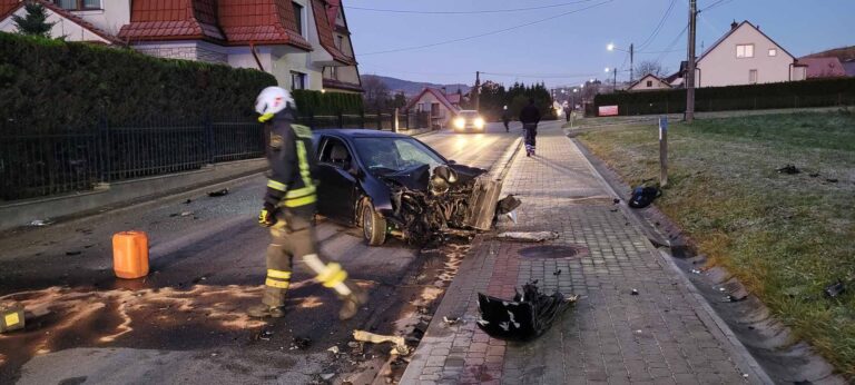 Barcice: osobówka wypadła z drogi. Występują utrudnienia