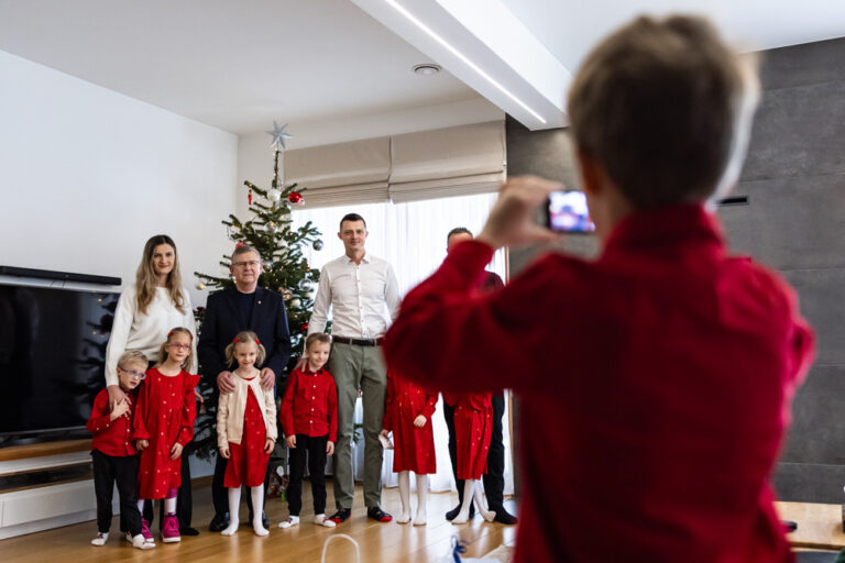 Marszałek odwiedził sześcioraczki z Tylmanowej. „Rosną zdrowo, są radością dla rodziców”