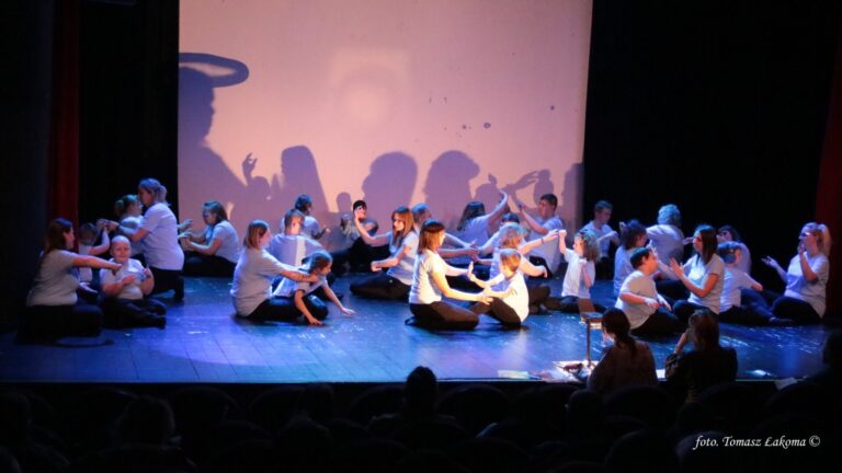 Przełamywanie barier i magia teatru. Kilka słów o spektaklu „Malowane Baśnie – Nikifor i Andersen. Spotkanie światów”