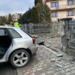 Siołkowa, samochód uderzył w ogrodzenie