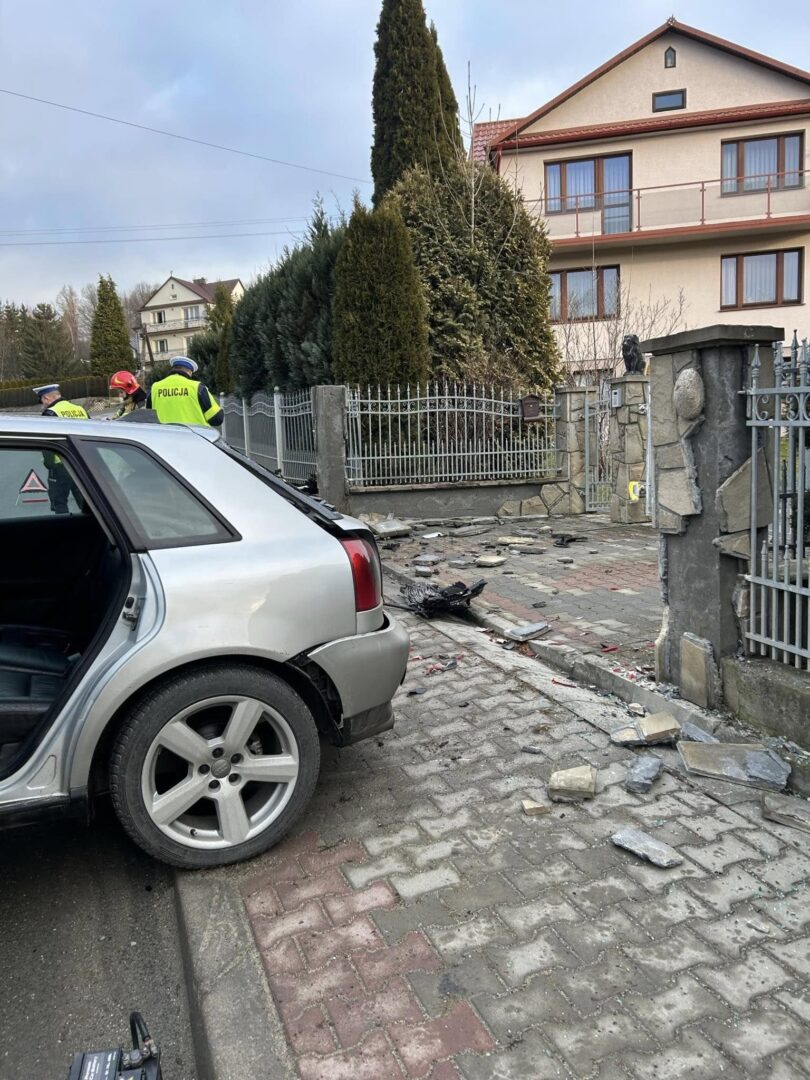 Siołkowa, samochód uderzył w ogrodzenie
