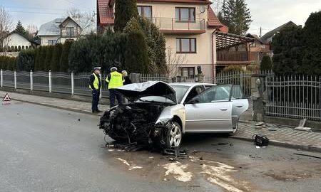 Działania w Siołkowej. Samochód wjechał w ogrodzenie