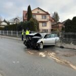 Siołkowa, samochód uderzył w ogrodzenie