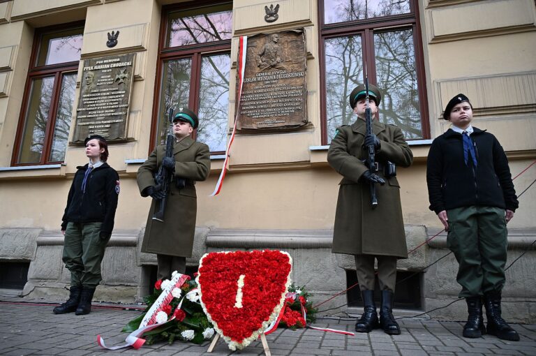 Wieniawa-Długoszowski już na zawsze na symbolicznej warcie przy swojej szkole