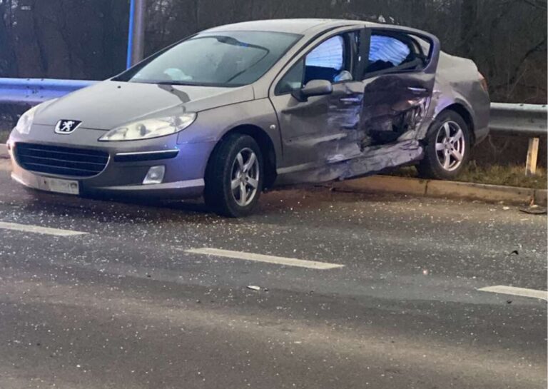 Wypadek tuż przy moście na DW977. BMW zderzyło się z Peugeotem
