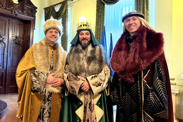 Nowy Sącz. Mgr Mors w roli jednego z Trzech Króli. XIII edycja orszaku wyruszy z trzech stron miasta