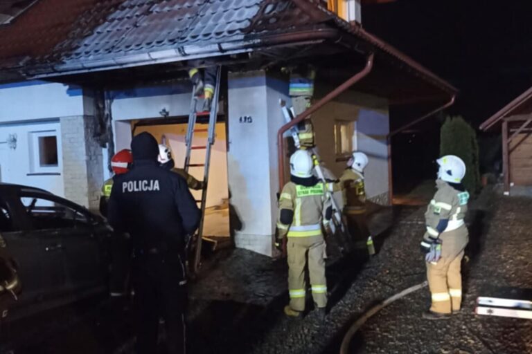 Siołkowa: najpierw zapalił się samochód, teraz płomień ogarnął dach budynku[AKTUALIZACJA]