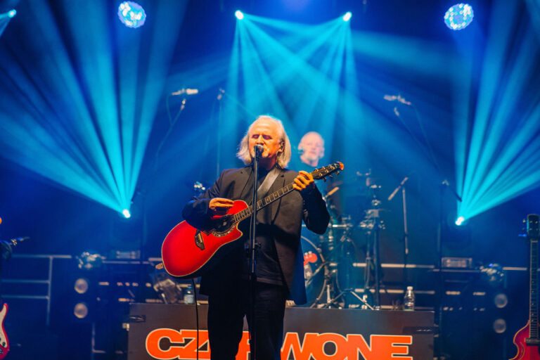 Koncert zespołu Czerwonych Gitar w szkole w Świniarsku