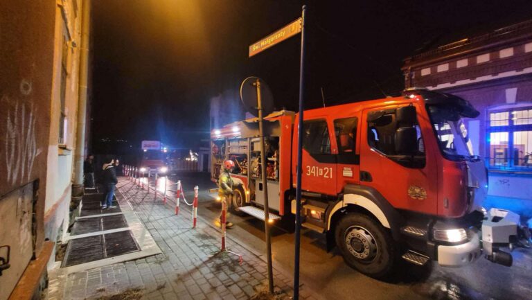 Strażacy walczyli z pożarem w centrum Nowego Sącza [nagrania, zdjęcia]