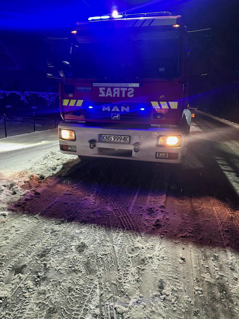 Niecew, samochód uderzył w słup