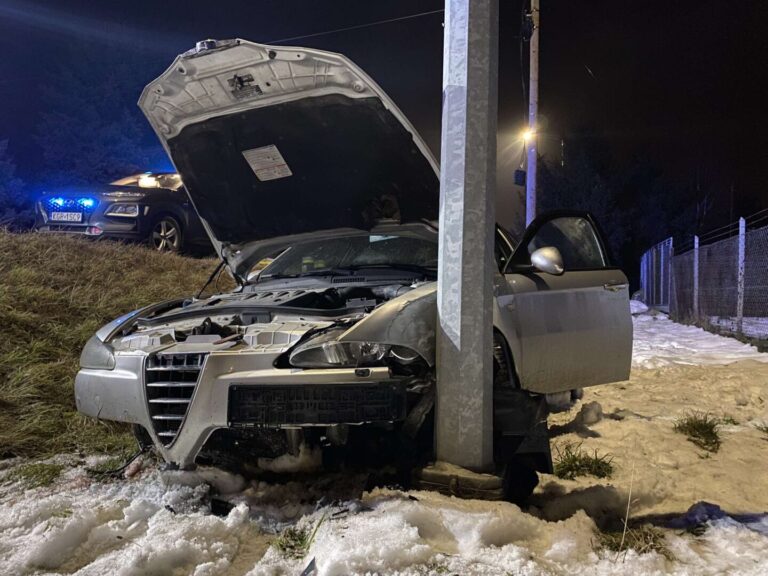 Utrudnienia na DK28. Samochód wjechał do rowu