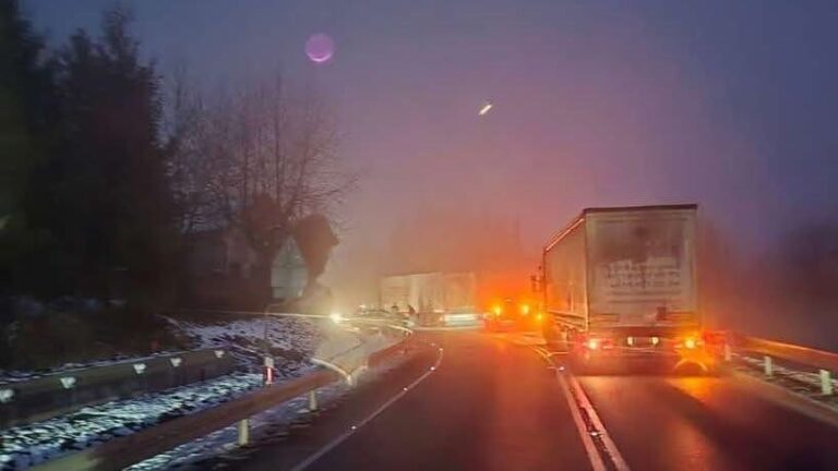 Seria wypadków na DK75. Znów ciężarówka z osobówką