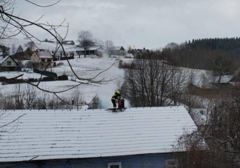 Działania w Korzennej. Strażacy walczą z pożarem sadzy