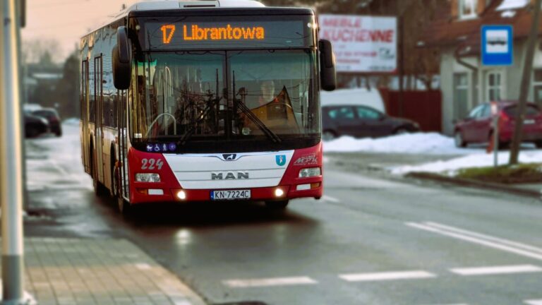 Autobus wraca na trasę, bo skończył się już remont [ZDJĘCIA]