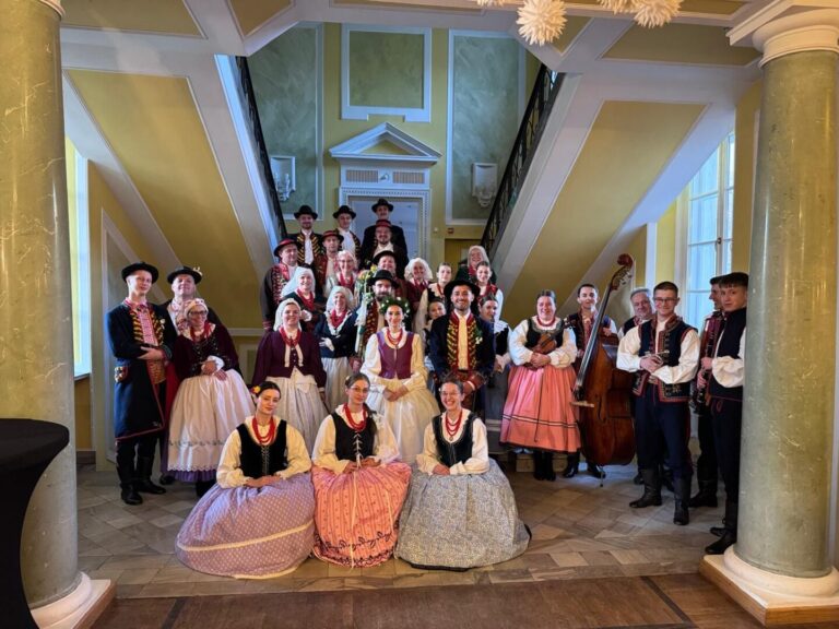 Zagrali na deskach Teatru Polskiego. Interaktywne „Wesele” w wykonaniu „Rożnowskiej Doliny”